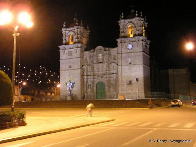 Vista nocturna Puno Catedral Basílica de San Carlos Borromeo -Perú