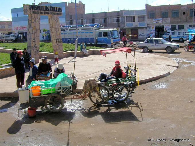 Vendedores ambulantes en frente del Paseo los Kollas, Juliaca -Perú