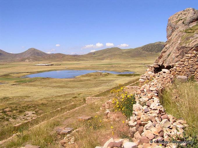 Panorama sobre la laguna desde las alturas de Pucara -Perú