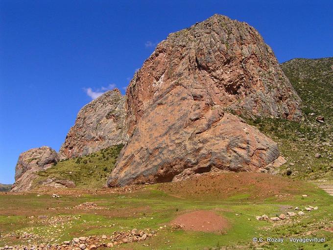 Rocas rojas, Pukara -Perú