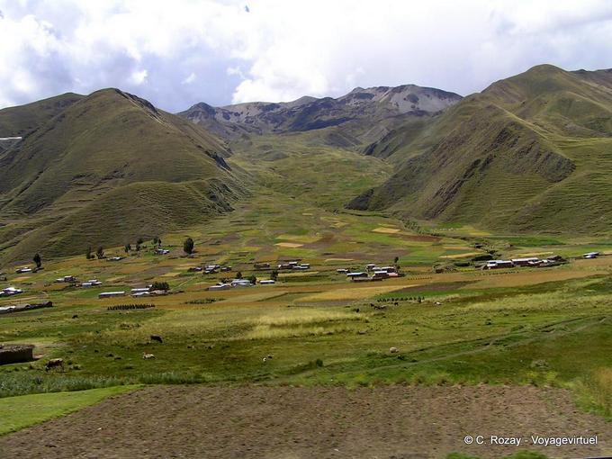 Valle verde en los Andes, el paisaje de la provincia de Canchis -Perú