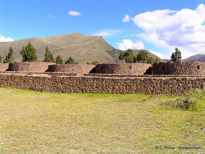 El Qolqas, lugares de almacenamiento de los productos alimenticios, Raqchi Wiracocha Templo -Perú