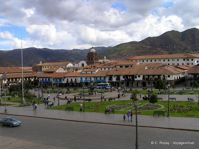 Plaza de Armas vista desde las escaleras de la Catedral del Cusco -Perú