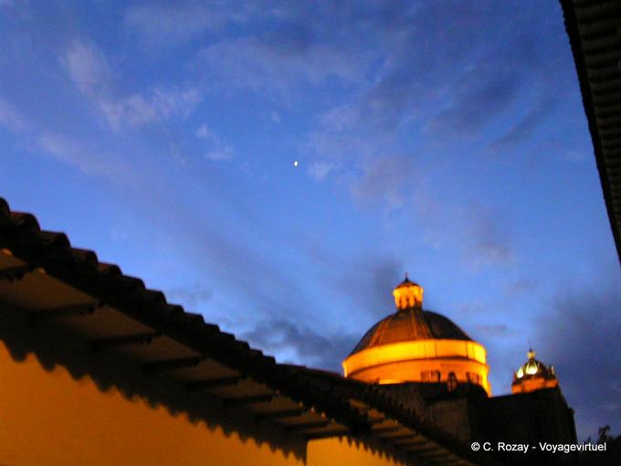 Cusco por la noche, la cúpula de la calle Loreto -Perú