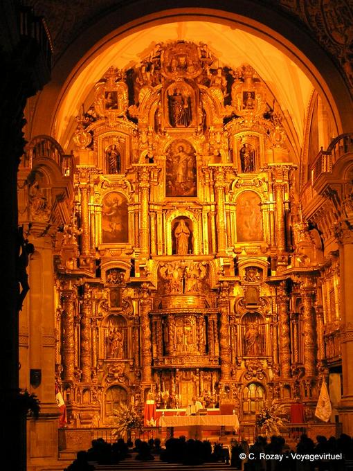 Cusco, el altar de la iglesia Templo de la Compañía de Jesús -Perú