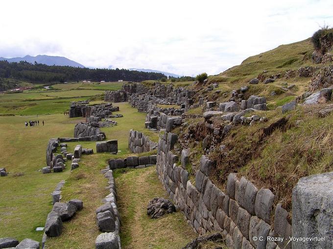 Pequeñez del hombre, la fortaleza inca de Sacsayhuaman -Perú