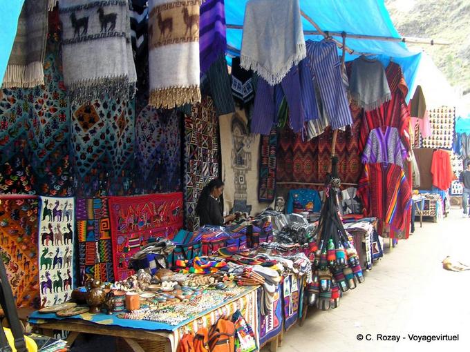Mercado de turistas en Pisac -Perú