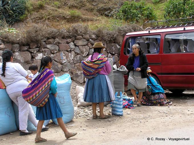 Pisac, en espera de transporte -Perú