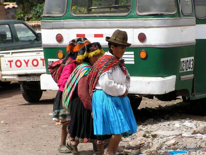 Los descendientes de los Incas antes el autobús, Pisac -Perú