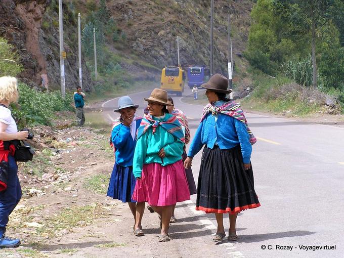 Cholitas en pollera y ahuayo, vestido tradicional de las mujeres, Pisac -Perú
