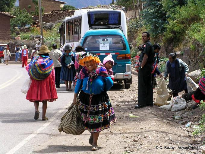Tapa y enaguas peruana, la vida cotidiana en Pisac -Perú