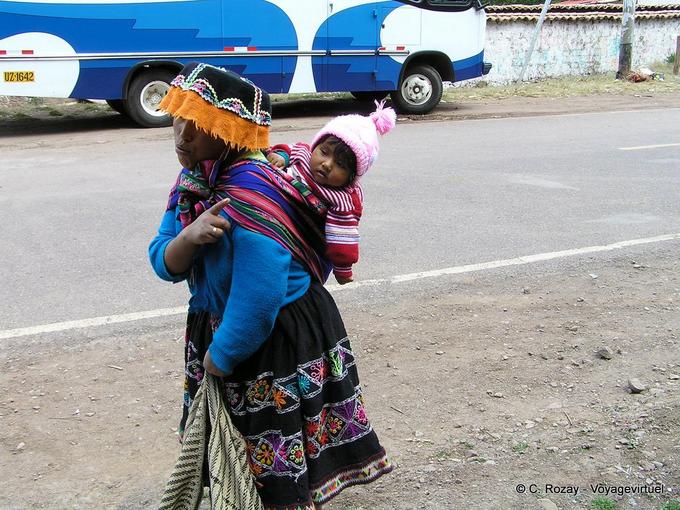 La etnicidad es reconocible gracias al sombrero usado, Pisac -Perú