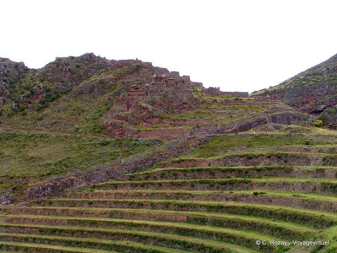 El sitio arqueológico inca de Pisac y terrazas -Perú