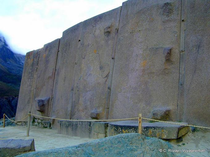 Ollantaytambo, el templo permanece en bloques de pórfido rojo y el alivio de la Pachamama -Perú