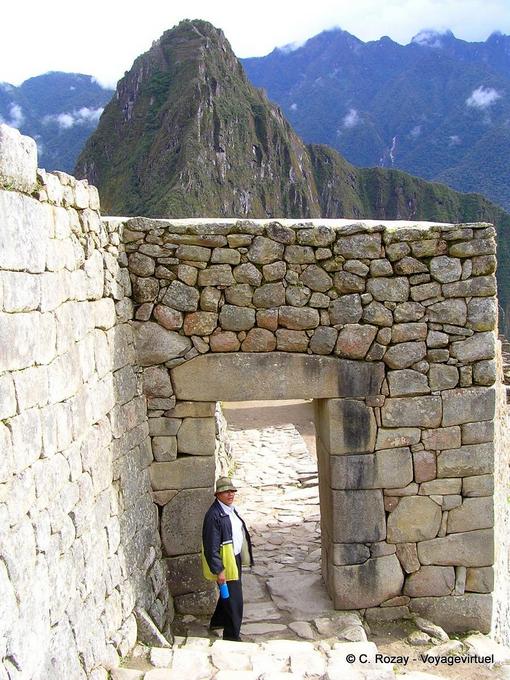 Fortificado de entrada a la zona urbana, Machu Picchu -Perú