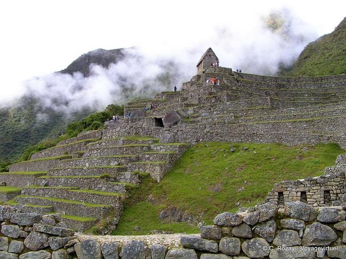 Terrazas agrícolas y la cabaña del cuidador, Machu Picchu -Perú