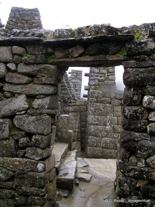 Detalle de la arquitectura del Templo del Cóndor, Machu Picchu -Perú