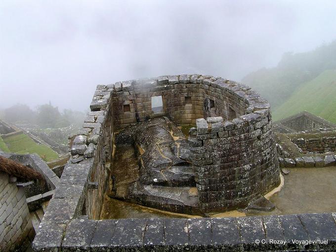 A los pies de Machu Picchu Templo del Sol -Perú