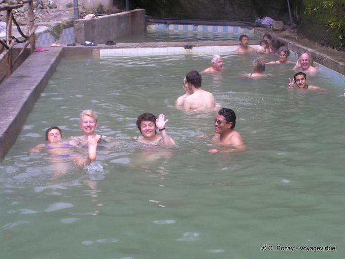 Aguas Calientes, baño caliente para el regreso de turistas a Machu Picchu -Perú