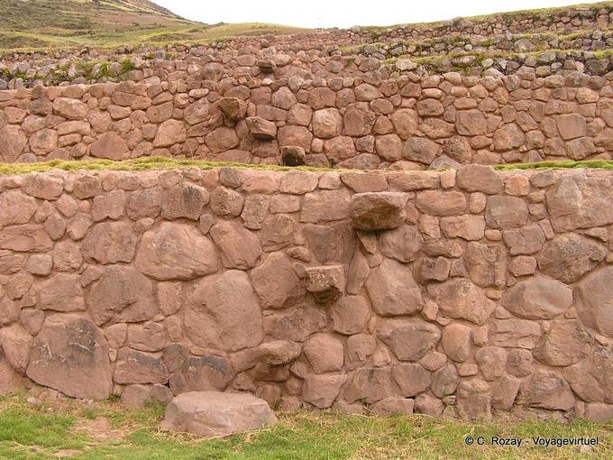 Terrazas con muros de incrustaciones pasos, Moray -Perú