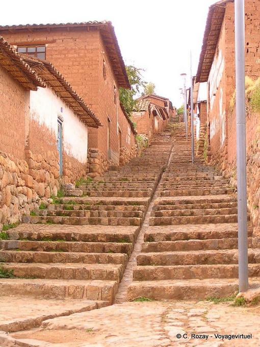 Callejón empinado, Chinchero en el Valle Sagrado de los Incas -Perú