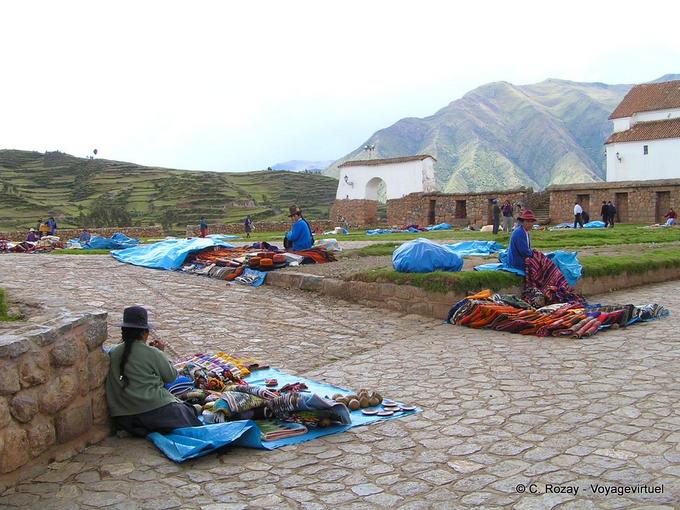 Weavers turistas esperando bajo la lluvia, Chinchero -Perú