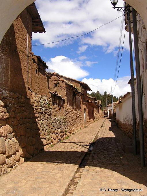Calle típica de Chinchero, el acceso al Valle Sagrado -Perú