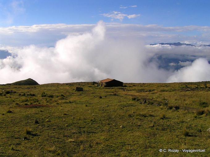 Cielo andino hacia Mollepata, Cusco Region -Perú
