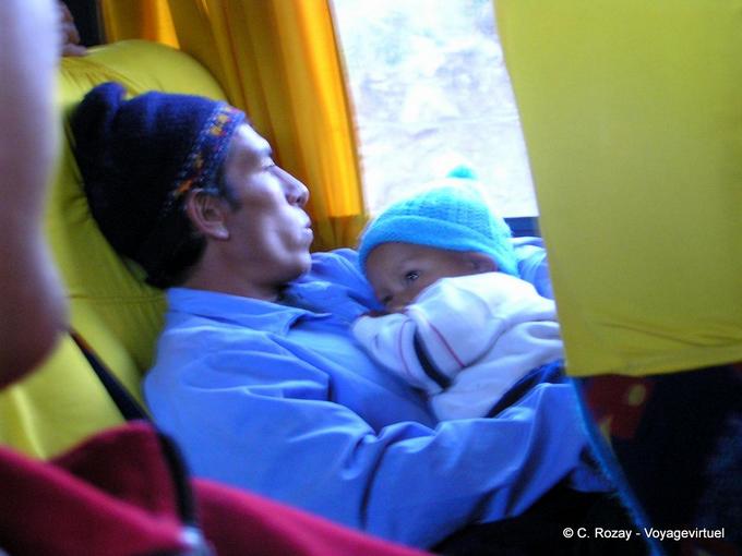Padre de ternura en el autobús entre Andahuaylas y Ayacucho -Perú