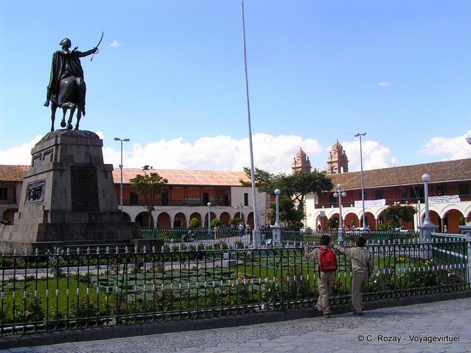 Estatua ecuestre de Francisco Pizarro, Plaza Sucre, Ayacucho -Perú