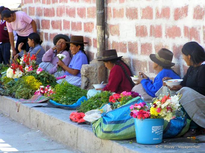 Pequeño acera mercado y sombreros típicos, Ayacucho -Perú