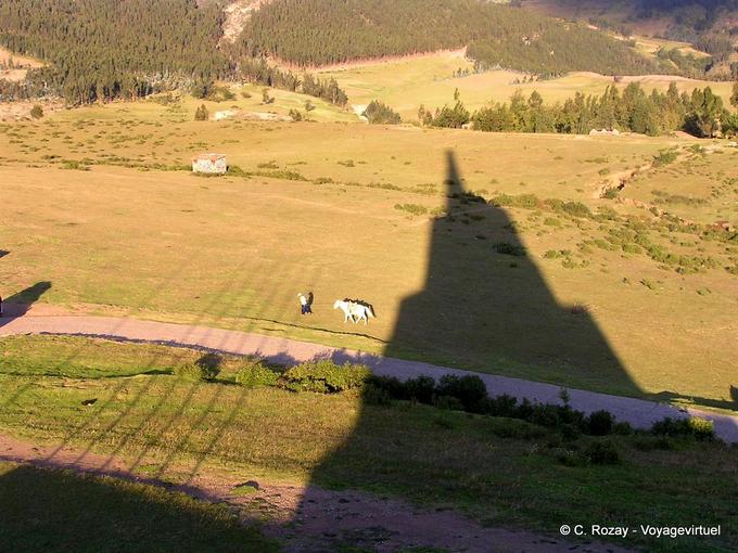 La sombra del monumento de la victoria, Ayacucho -Perú