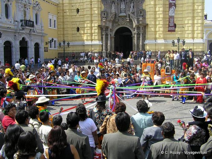 Danza tradicional en la plaza de San Francisco de Asís, Lima -Perú