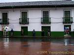 Esperando en la lluvia, Quito, Ecuador.