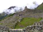 Terrazas agrícolas y la cabaña del cuidador, Machu Picchu, Perú.