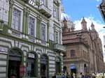 Fachada de la Catedral de la Inmaculada Concepción, Cuenca, Ecuador.