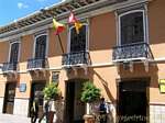 Fuera del Hotel Santa Lucia, Presidente Borrero, Cuenca, Ecuador.