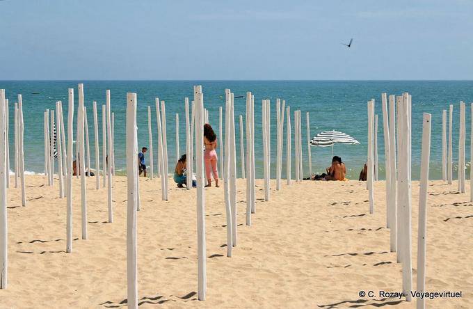 Estacas en la playa, geometría, Albufeira - Portugal