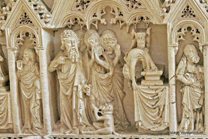 Detalle de esculturas lado, la tumba del rey Pedro I, Alcobaça - Portugal