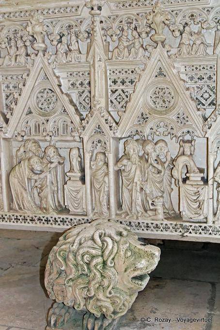 Primer plano de esculturas funerarias, tumba de Inés de Castro, Alcobaça - Portugal