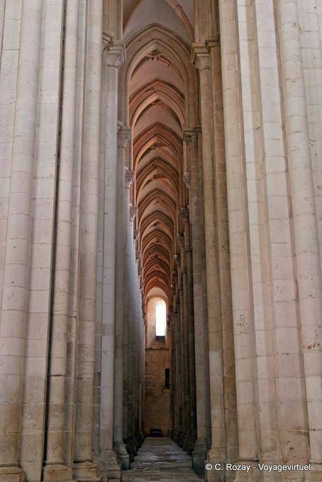 Alta nave de la iglesia, abadía cisterciense de Alcobaça - Portugal