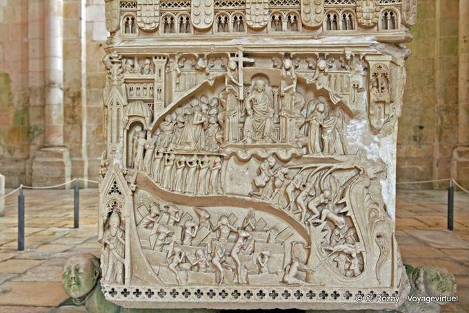 Tombe de Inés de Castro, las esculturas de la cara lateral, Alcobaça - Portugal