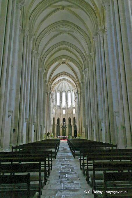 La nave de la iglesia de Santa María, Alcobaça - Portugal