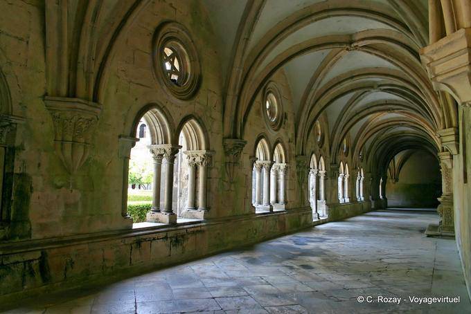 Arcos de la galería Claustro del Silencio, Alcobaça - Portugal