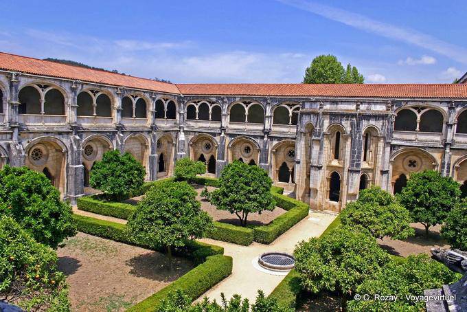 Vista del claustro y el jardín, el Monasterio de Alcobaça - Portugal