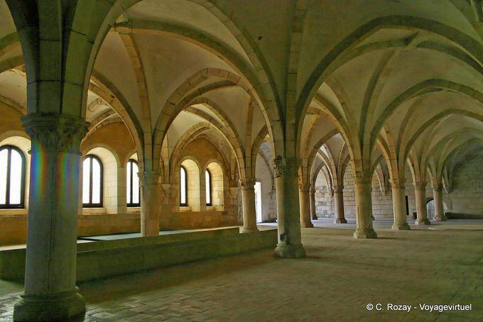 Arquitectura de la sala de los monjes, el monasterio de Alcobaça - Portugal