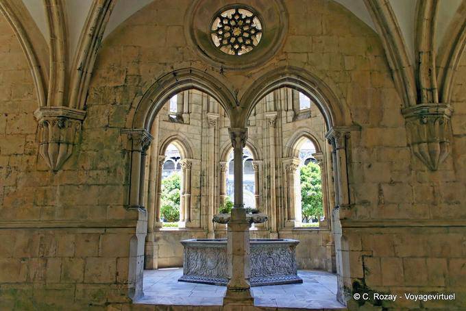 La fuente pentagonal en el claustro, el Monasterio de Alcobaça - Portugal