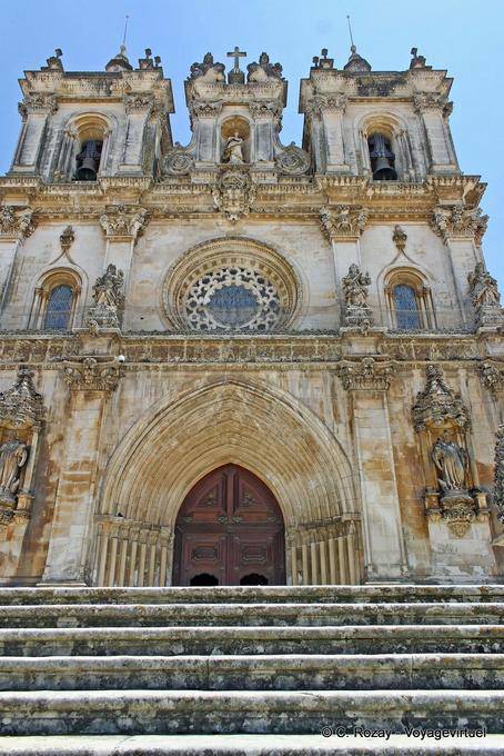 Fachada barroca del Monasterio de Santa María de Alcobaça - Portugal