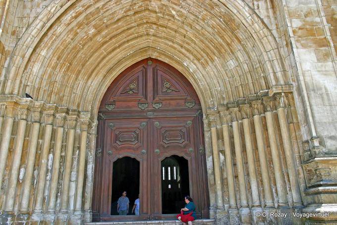 El portal de la iglesia, el monasterio cisterciense de Alcobaça - Portugal