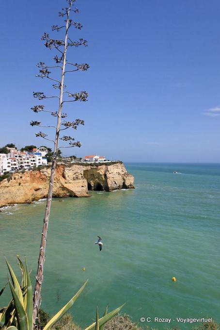 El símbolo del Algarve y acantilados de Carvoeiro - Portugal